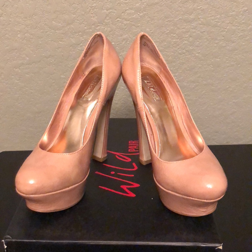 Wild Pair “Theresa” Tan Heels size 5